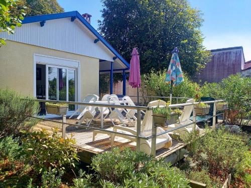 - une terrasse avec des chaises et des parasols dans la cour dans l'établissement Saint Palais sur Mer - MAISON - 10min à pied CENTRE et PLAGE DU BUREAU, à Saint-Palais-sur-Mer