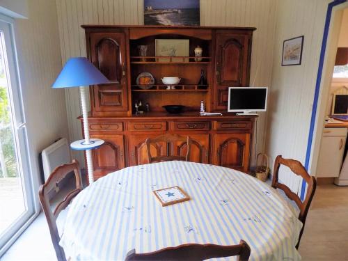 une salle à manger avec une table et une armoire dans l'établissement Saint Palais sur Mer - MAISON - 10min à pied CENTRE et PLAGE DU BUREAU, à Saint-Palais-sur-Mer
