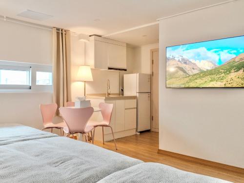 TV a/nebo společenská místnost v ubytování Harmony Stay