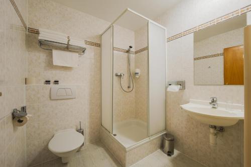 a bathroom with a shower and a toilet and a sink at Vila Horec - depandance hotela Hubert Vital Resort in Vysoké Tatry