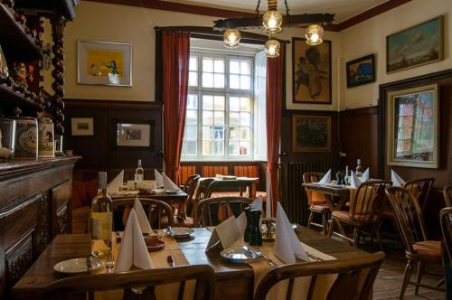 ein Restaurant mit einem Holztisch mit Servietten darauf in der Unterkunft Hotel Pilgrimhaus in Soest