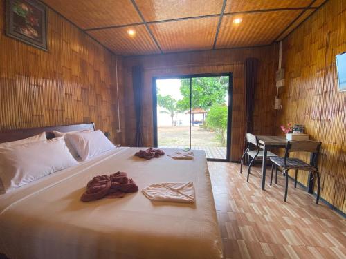 sypialnia z łóżkiem z ręcznikami w obiekcie Lanta Wild Beach Resort w mieście Ko Lanta
