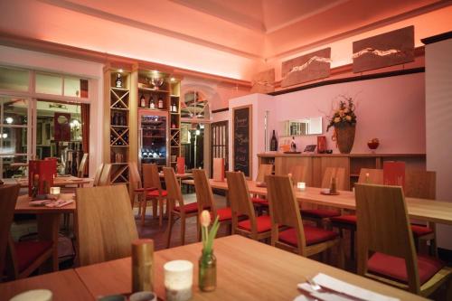 a dining room with wooden tables and chairs at Hotel Pilgrimhaus in Soest