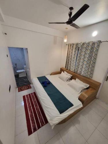 een slaapkamer met een bed en een laptop erin bij THE PERFECT STAYS : TRANQUIL VILLA in Lonavala