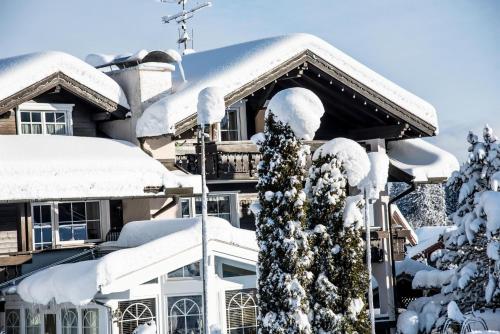 オーバーマイゼルシュタインにあるHAUS Susanne - TOP-Ferienwohnungen - SOMMER-Bergbahn inklusiveの雪に覆われた家