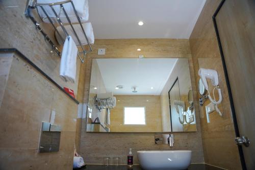 Koupelna v ubytování Zip By Spree Hotels Bhopal
