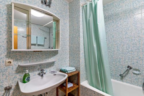 a bathroom with a sink and a tub and a mirror at Ferienwohnung Frechehof 74qm in Bad Peterstal
