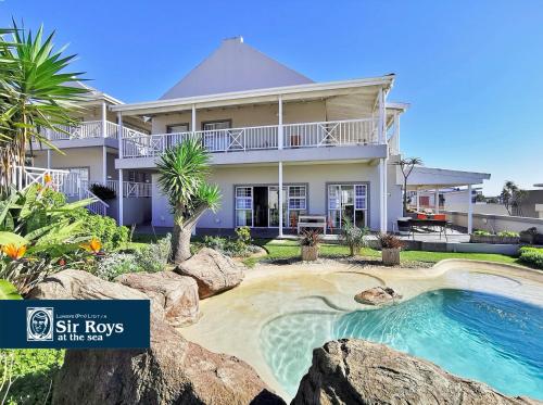 dom z basenem przed nim w obiekcie Sir Roys at the Sea w mieście Port Elizabeth