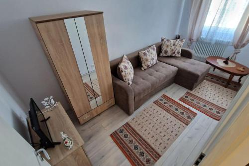 sala de estar con sofá y mesa en Apartament Coco, en Codlea