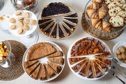een tafel vol taarten en gebak en brood bij B&B Fior Di Farine in La Morra