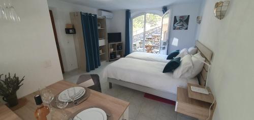 Postel nebo postele na pokoji v ubytování Studio 30 M² avec piscine et vue exceptionnelle