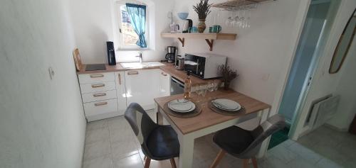 Kuchyň nebo kuchyňský kout v ubytování Studio 30 M² avec piscine et vue exceptionnelle