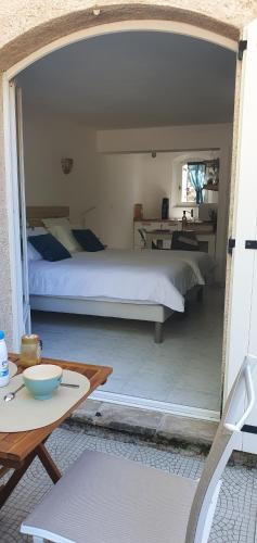 - une chambre avec un lit, une table et une table dans l'établissement Studio 30 M² avec piscine et vue exceptionnelle, à Seillans