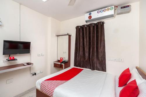 Dormitorio pequeño con cama y TV en Hotel Le Mint OMR, en Chennai