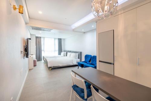 een kamer met een bed en een tafel en stoelen bij Centum Convention Hotel In Centum in Busan