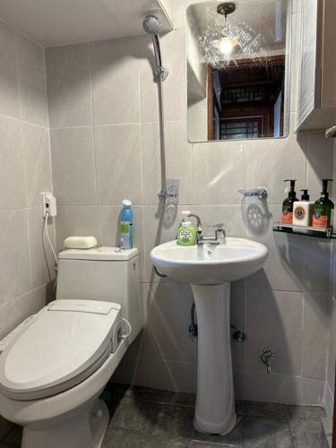 Ein Badezimmer in der Unterkunft Gilgaon Hanok Stay
