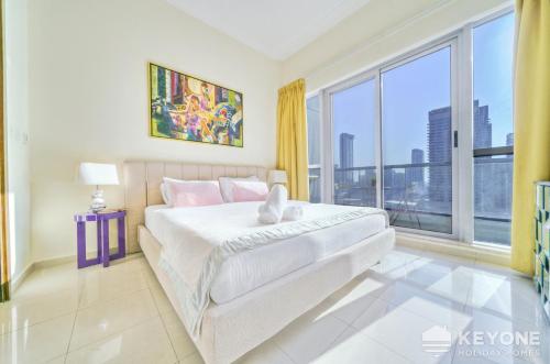 ein Schlafzimmer mit einem Bett und einem großen Fenster in der Unterkunft Contemporary One Bedroom with Full Marina View in Dubai