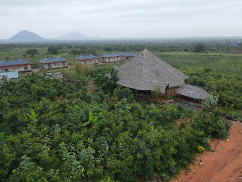 Voi的住宿－Tausa Tsavo Eco Lodge，享有村庄的空中景致,拥有房屋和树木