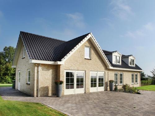 uma casa de tijolos com um telhado preto em Luxurious Villa in Schoorl with Garden em Schoorldam