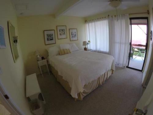 um quarto com uma cama grande e uma janela em Hale-Hoola B & B em Captain Cook