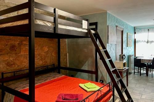 1 dormitorio con 2 literas y escritorio en Ca' di Ruchitt- Happy Rentals en Cuasso Al Monte