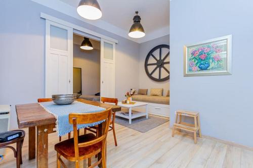 Central Cityscape Retreat by NW