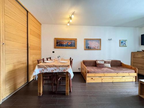 Habitación con cama, mesa, cama y sofá. en Le Bellavista- Centre - Proche Aiguille du Midi, en Chamonix-Mont-Blanc