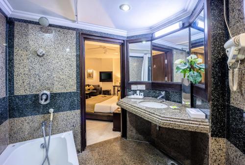 Koupelna v ubytování Hotel Shanti Palace Mahipalpur