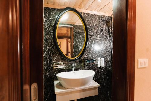 吉婆島的住宿－Daiichi Boutique Cruise，一间带水槽和镜子的浴室