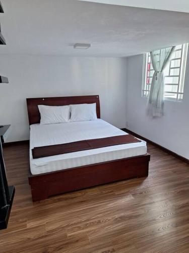 ein Schlafzimmer mit einem großen Bett in einem Zimmer in der Unterkunft Căn Hô Tại Bùi Viện in Ho-Chi-Minh-Stadt