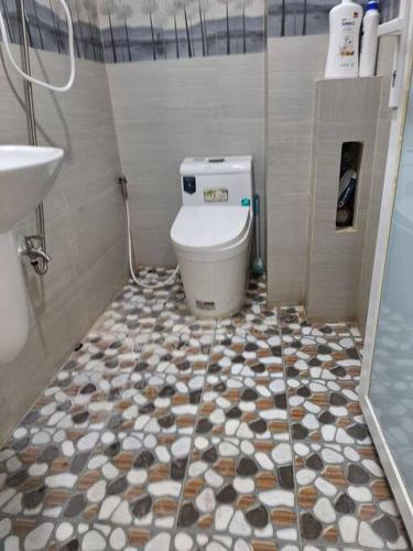 ein Bad mit einem WC und einem Waschbecken in der Unterkunft Căn Hô Tại Bùi Viện in Ho-Chi-Minh-Stadt