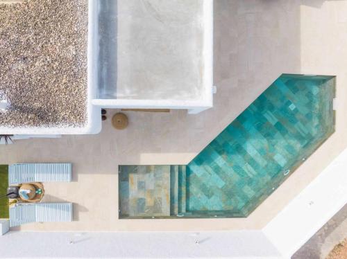 an overhead view of a swimming pool in a house at Casa Islandia en Riumar ( a 100m de la playa ) in Riumar
