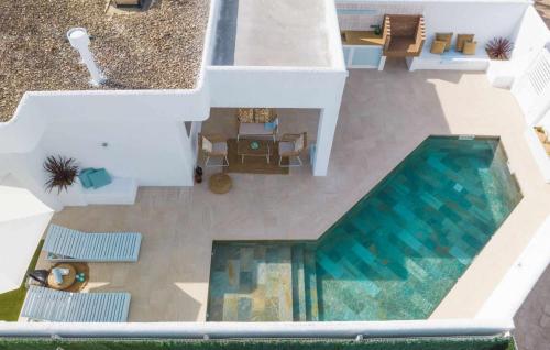 - une vue sur la piscine dans une maison dans l'établissement Casa Islandia en Riumar, à Riumar
