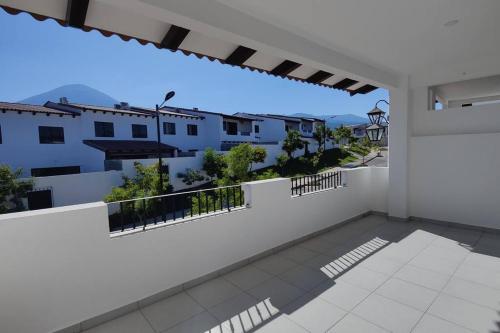 een uitzicht vanaf het balkon van een huis bij Cómoda casa en Residencial San Andrés in San Miguel