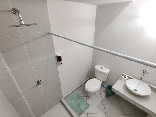 a bathroom with a shower and a toilet and a sink at Cómoda casa en Residencial San Andrés in San Miguel