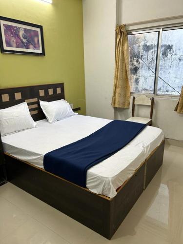 1 cama en una habitación con ventana en ELITE INN en Chennai