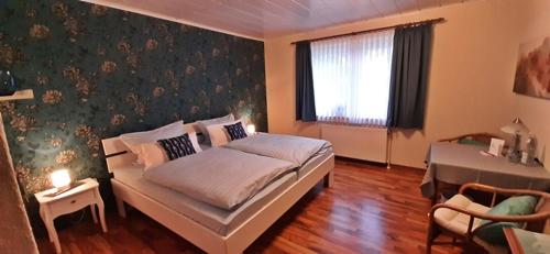 - une chambre avec un lit, une table et une fenêtre dans l'établissement Motel Hamberger Krug, à Hambergen