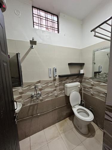 La salle de bains est pourvue de toilettes et d'un lavabo. dans l'établissement 12 Monks Rishikesh Hostel, à Rishikesh
