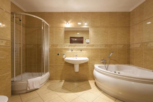 Bilik mandi di L'ascada Hotel