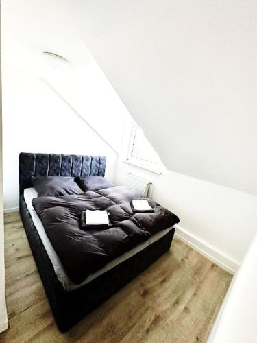 un letto nero in una camera con mansarda di Altbauloft, frisch saniert, mitten in Hameln a Hameln