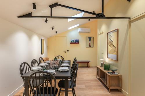 ジャンティイにあるArchitect Loft - 15 min from city center - 8 guestの黒いテーブルと椅子のあるダイニングルーム