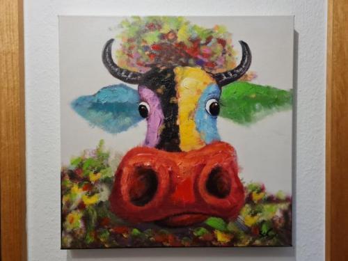 ein Bild eines Gemäldes einer Kuh mit Hörnern in der Unterkunft Ferienwohnung "Bunte Kuh" in Petersdorf auf Fehmarn