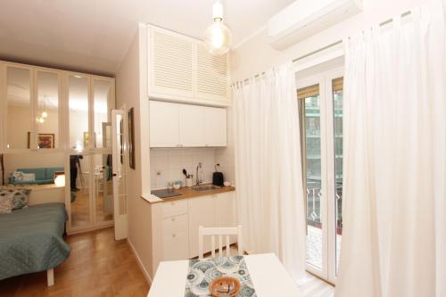 ローマにあるAurelia Flatのキッチン、リビングルームが備わります。