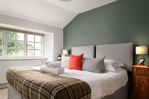 A bed or beds in a room at Bridge End Cottage