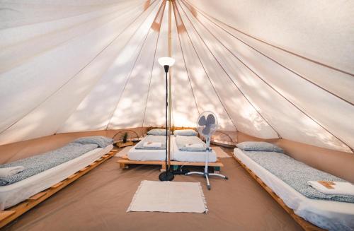 um quarto com quatro camas numa tenda em Pigna Felice Le Marze em Marina di Grosseto