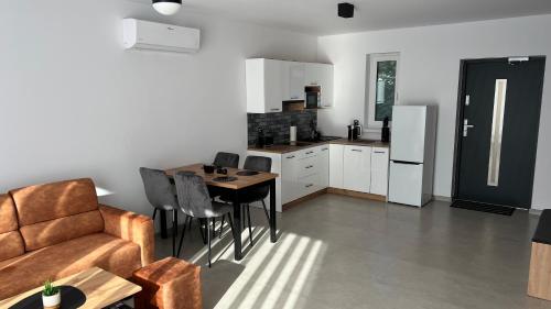 Kuchyň nebo kuchyňský kout v ubytování Grey House Apt