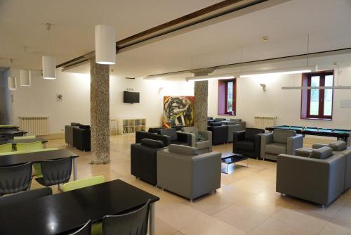 a waiting room with couches and a pool table at HI Guimaraes - Pousada de Juventude in Guimarães