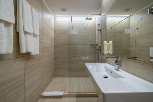 W łazience znajduje się umywalka i prysznic. w obiekcie Belvedere Hotel - All inclusive w Primorsku