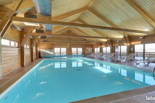 duży basen w dużym budynku w obiekcie Chalet individuel, piscine sauna w mieście Dévoluy