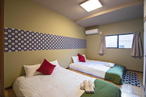 a room with two beds and a window at Fukugenkaku - Vacation STAY 14218 in Osaka